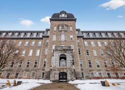 324-260 Rue Sherbrooke E.  Montréal (Ville-Marie), QC H2X 1E3