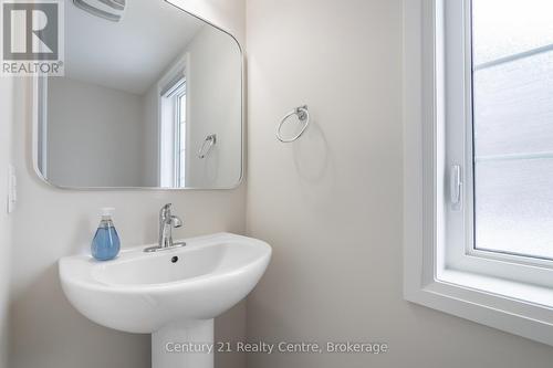 157 South Creek Drive, Kitchener, ON - Indoor Photo Showing Bathroom