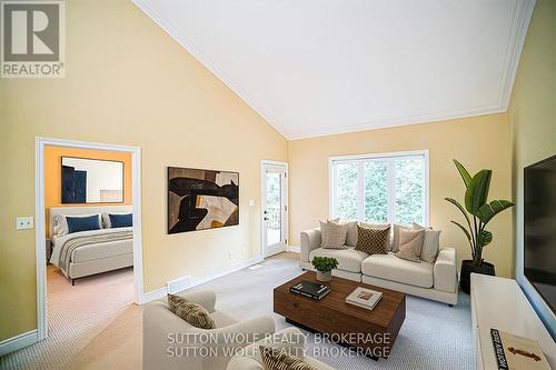 7 - 384 Head Street N, Strathroy-Caradoc (Ne), ON - Indoor Photo Showing Living Room