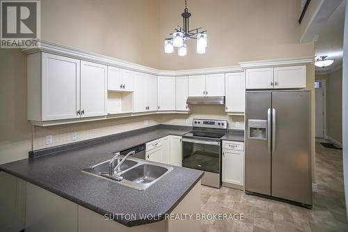 7 - 384 Head Street N, Strathroy-Caradoc (Ne), ON - Indoor Photo Showing Kitchen With Double Sink