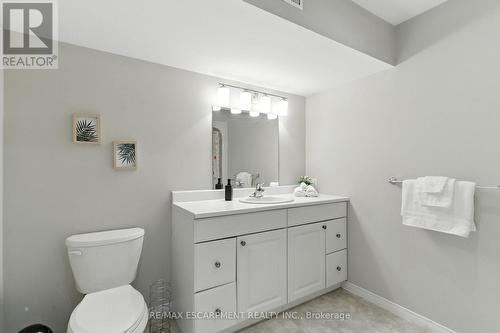 2 Caledonia Avenue, Haldimand, ON - Indoor Photo Showing Bathroom