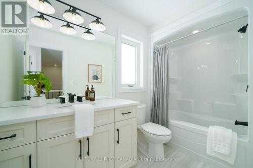 486 Julianna Court, Plympton-Wyoming (Plympton Wyoming), ON - Indoor Photo Showing Bathroom