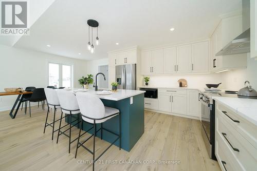 486 Julianna Court, Plympton-Wyoming (Plympton Wyoming), ON - Indoor Photo Showing Kitchen With Upgraded Kitchen