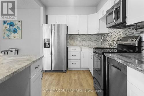 501 - 50 Baif Boulevard, Richmond Hill, ON - Indoor Photo Showing Kitchen With Upgraded Kitchen