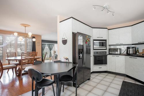 Cuisine - 541 Rue Principale, Saint-Sauveur, QC - Indoor