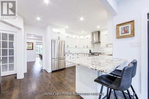 1319 Greeneagle Drive, Oakville, ON - Indoor Photo Showing Kitchen With Upgraded Kitchen