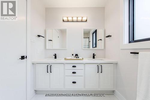 1319 Greeneagle Drive, Oakville, ON - Indoor Photo Showing Bathroom