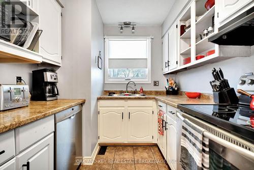 63 Dundee Court, London South (South G), ON - Indoor Photo Showing Kitchen With Double Sink