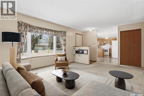 986 Garry Street N, Regina, SK - Indoor Photo Showing Living Room