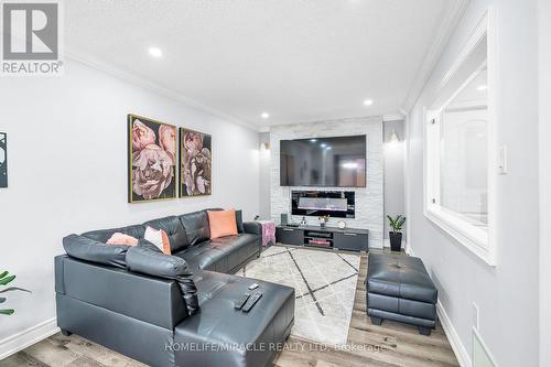 7 Houghton Court, Whitby, ON - Indoor Photo Showing Living Room