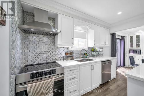7 Houghton Court, Whitby, ON - Indoor Photo Showing Kitchen With Stainless Steel Kitchen With Double Sink With Upgraded Kitchen