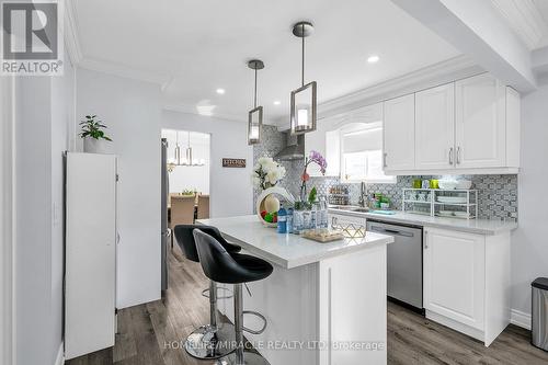 7 Houghton Court, Whitby, ON - Indoor Photo Showing Kitchen With Upgraded Kitchen