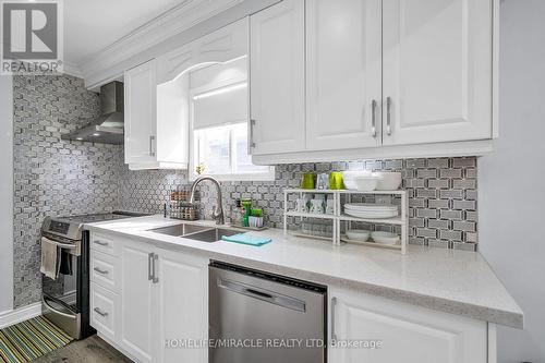 7 Houghton Court, Whitby, ON - Indoor Photo Showing Kitchen With Double Sink With Upgraded Kitchen