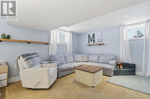 167 Silas Boulevard, Georgina, ON - Indoor Photo Showing Living Room