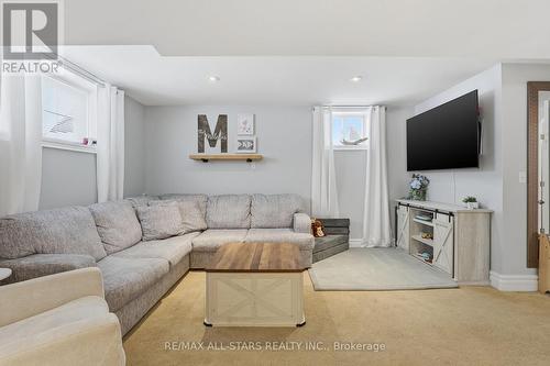 167 Silas Boulevard, Georgina, ON - Indoor Photo Showing Living Room