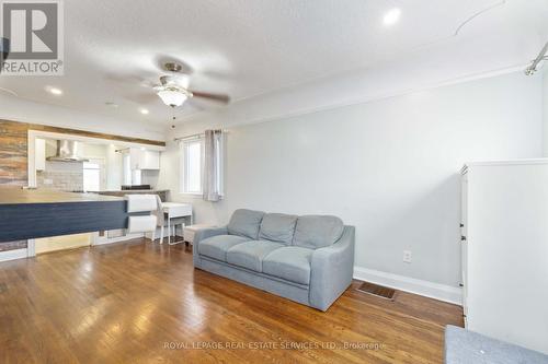 136 Ivon Avenue, Hamilton, ON - Indoor Photo Showing Living Room
