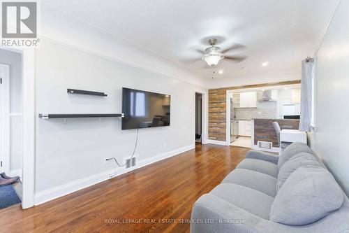 136 Ivon Avenue, Hamilton, ON - Indoor Photo Showing Living Room