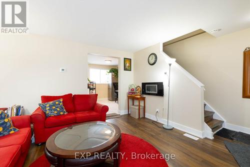 102 The Country Way, Kitchener, ON - Indoor Photo Showing Living Room