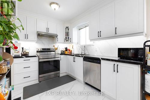 102 The Country Way, Kitchener, ON - Indoor Photo Showing Kitchen