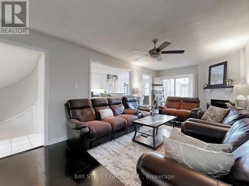 36 Durant Crescent, Markham, ON - Indoor Photo Showing Living Room