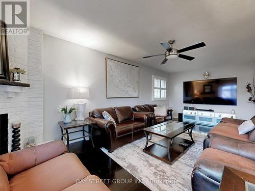 36 Durant Crescent, Markham, ON - Indoor Photo Showing Living Room