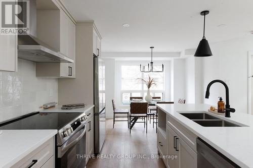 73 - 35 Waterman Avenue, London South (South R), ON - Indoor Photo Showing Kitchen With Double Sink With Upgraded Kitchen