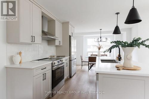 73 - 35 Waterman Avenue, London South (South R), ON - Indoor Photo Showing Kitchen With Upgraded Kitchen
