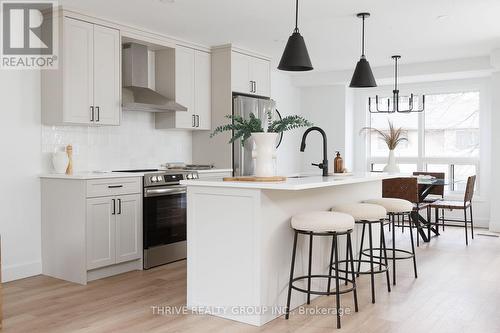 73 - 35 Waterman Avenue, London South (South R), ON - Indoor Photo Showing Kitchen With Upgraded Kitchen
