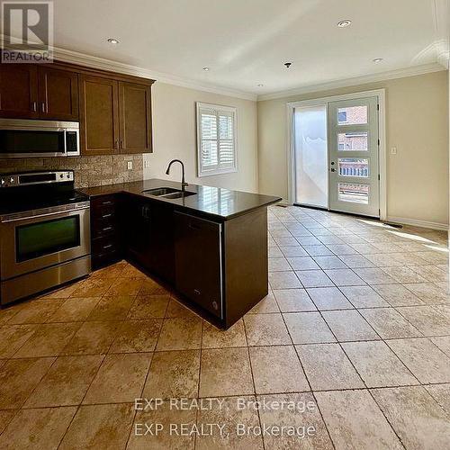 27 Butterwood Lane, Whitchurch-Stouffville (Stouffville), ON - Indoor Photo Showing Kitchen With Double Sink