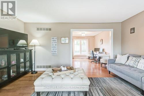 2557 Brasilia Circle, Mississauga, ON - Indoor Photo Showing Living Room