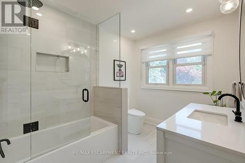 564 Maplehill Drive, Burlington, ON - Indoor Photo Showing Bathroom