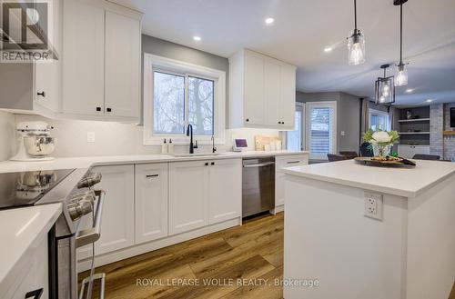 451 Knightsbridge Court, Waterloo, ON - Indoor Photo Showing Kitchen With Upgraded Kitchen