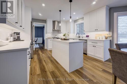 451 Knightsbridge Court, Waterloo, ON - Indoor Photo Showing Kitchen With Upgraded Kitchen