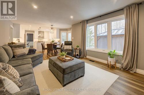 451 Knightsbridge Court, Waterloo, ON - Indoor Photo Showing Living Room