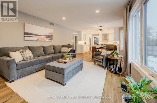 451 Knightsbridge Court, Waterloo, ON - Indoor Photo Showing Living Room