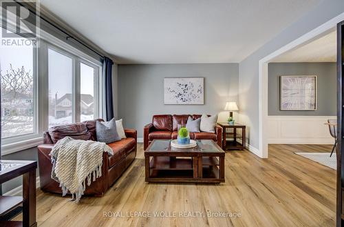 451 Knightsbridge Court, Waterloo, ON - Indoor Photo Showing Living Room
