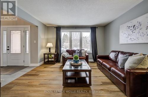 451 Knightsbridge Court, Waterloo, ON - Indoor Photo Showing Living Room