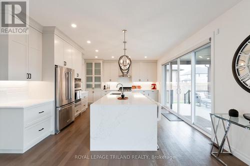 6447 Storey Chase, London South (South V), ON - Indoor Photo Showing Kitchen With Upgraded Kitchen