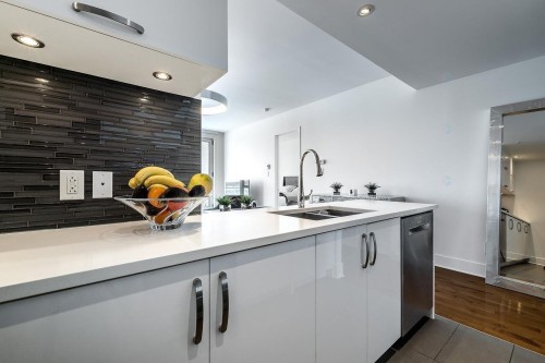 Kitchen - 611-901 Rue De La Commune E., Montréal (Ville-Marie), QC - Indoor Photo Showing Kitchen With Double Sink With Upgraded Kitchen