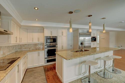 Cuisine - 26 White Pine Drive, Beaconsfield, QC - Indoor Photo Showing Kitchen With Upgraded Kitchen