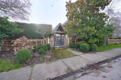 2221 Fernwood Rd  Victoria, BC V8T 2Z1