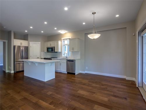 118-1675 Penticton Avenue, Penticton, BC - Indoor Photo Showing Kitchen With Upgraded Kitchen