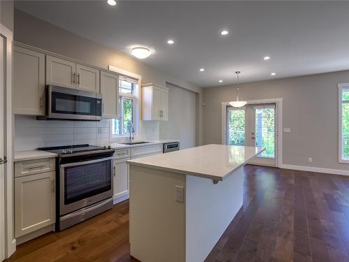 118-1675 Penticton Avenue, Penticton, BC - Indoor Photo Showing Kitchen With Upgraded Kitchen