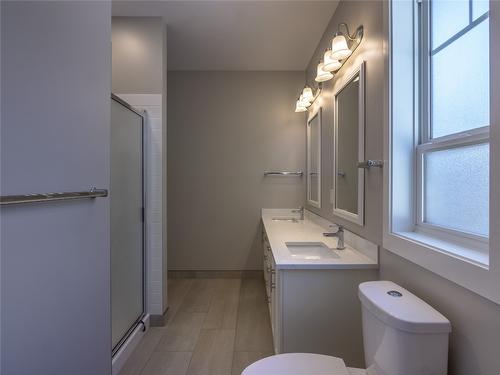 118-1675 Penticton Avenue, Penticton, BC - Indoor Photo Showing Bathroom