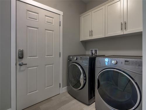 118-1675 Penticton Avenue, Penticton, BC - Indoor Photo Showing Laundry Room