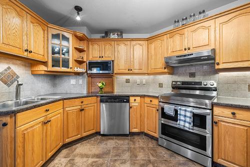 1625 Staple Crescent, Cranbrook, BC - Indoor Photo Showing Kitchen With Double Sink