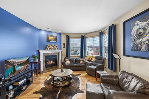 1625 Staple Crescent, Cranbrook, BC - Indoor Photo Showing Living Room With Fireplace