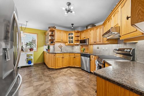 1625 Staple Crescent, Cranbrook, BC - Indoor Photo Showing Kitchen