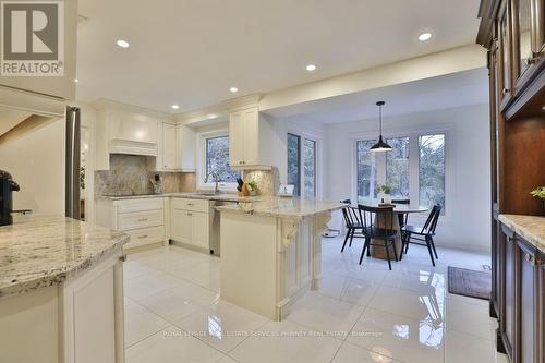 1863 Friar Tuck Court, Mississauga, ON - Indoor Photo Showing Kitchen With Upgraded Kitchen