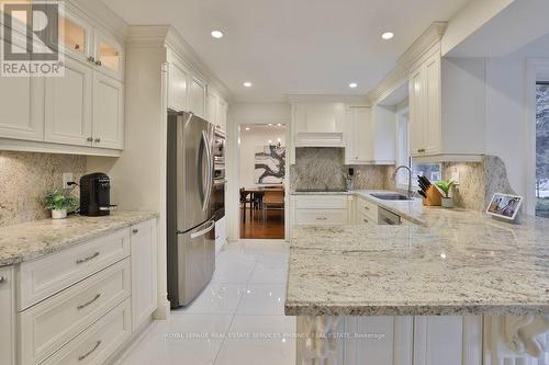1863 Friar Tuck Court, Mississauga, ON - Indoor Photo Showing Kitchen With Upgraded Kitchen